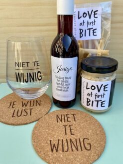 Borrelbox Wijntje Jarig met Mini Flesje Wijn, populair 'Niet te wijnig' wijnglas, snacks en grappige onderzetters