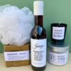 Relaxbox Wijntje Jarig met lekkere relax producten zoals oerzeep, scrub, spons en een geurkaarsje