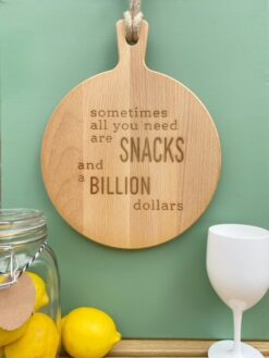 ronde houten borrelplank met quote in lasergravure: Sometimes all you need are snacks and a billion dollars