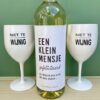 Wijn & Kunststof Glazen Pakket met twee kunststof glazen en grappig etiket Klein Mensje