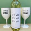 Wijn & Kunststof Glazen Pakket met twee kunststof glazen en grappig etiket Let it Wine