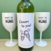 Wijn & Kunststof Glazen Pakket met twee kunststof glazen en grappig etiket Cheers to You