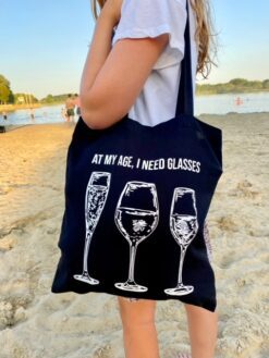zwarte katoenen tas glasses met leuke quote en wijn illustratie