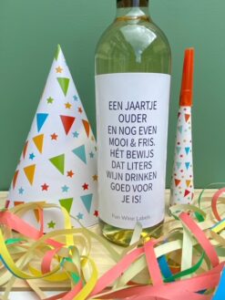 Verjaardag Wijnpakket, Fles wijn met grappig etiket Jaartje Ouder met versiering