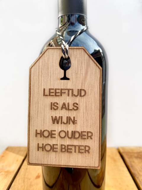 Wijntag-Leeftijd.1 Houten Wijnlabel Leeftijd, maakt van elke fles wijn een origineel cadeau.