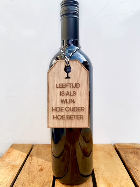 Wijntag-Leeftijd.2 Houten Wijnlabel Leeftijd, maakt van elke fles wijn een origineel cadeau.